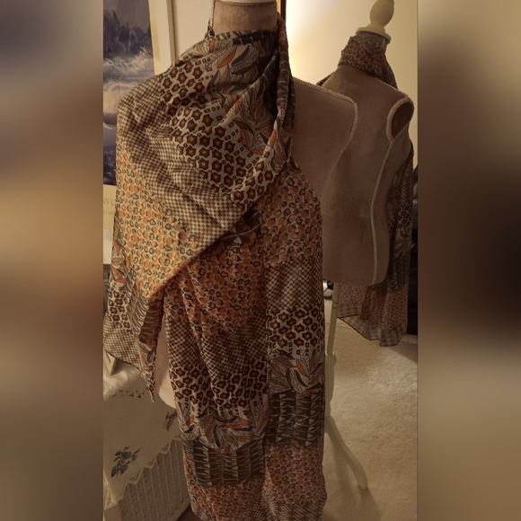 D&Y~Brown Tan Geometric Print Lightweight Neutral Wrap Scarf NWT - Picture 3 of 15